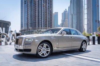 Grise Rolls Royce Ghost en location à Dubai 0