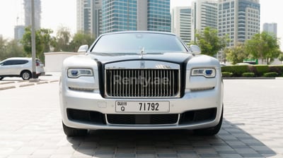 Plata Rolls Royce Ghost en alquiler en Abu-Dhabi 0