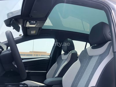 Gris Volkswagen ID.4 en alquiler en Dubai 1