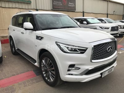 أبيض Infiniti QX80 للإيجار في الشارقة 1