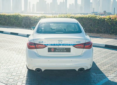 Blanc Infiniti Q50 en location à Dubai 1