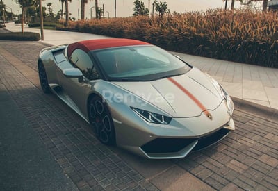 Silber Lamborghini Huracan Spyder LP-610 zur Miete in Abu-Dhabi 0