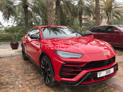 Rouge Lamborghini Urus en location à Abu-Dhabi 0