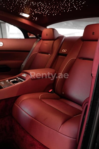 Бардовый Rolls Royce Wraith Black Badge в аренду в Шарджа 0