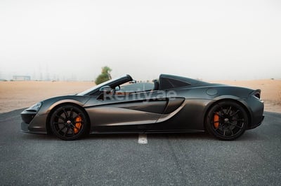 在阿布扎比租赁黑色 McLaren 570S Spyder 1