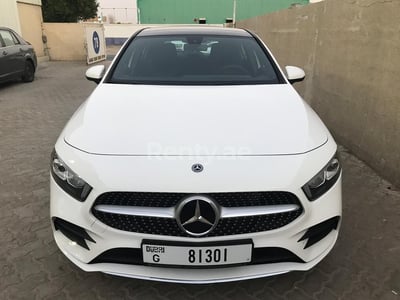 Weiß Mercedes A 250 zur Miete in Abu-Dhabi 0