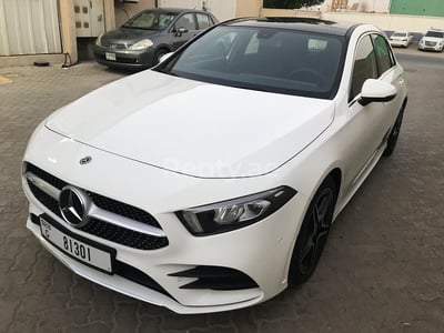 Blanc Mercedes A 250 en location à Abu-Dhabi 1