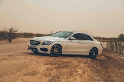 Blanc Mercedes C 200 en location à Dubai 0