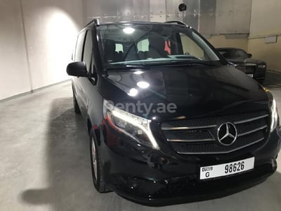 أسود Mercedes VITO للإيجار في دبي 1