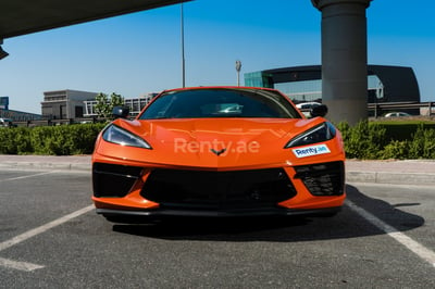 Orange Chevrolet Corvette C8 en location à Abu-Dhabi 0