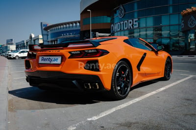 البرتقالي Chevrolet Corvette C8 للإيجار في دبي 1