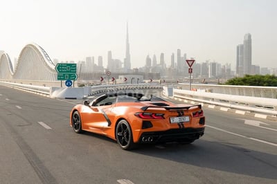 البرتقالي Chevrolet Corvette للإيجار في دبي 1