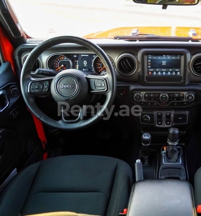 البرتقالي Jeep Wrangler للإيجار في دبي 1