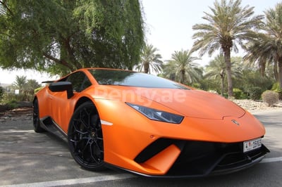 Orange Lamborghini Huracan Performante zur Miete in Sharjah 1