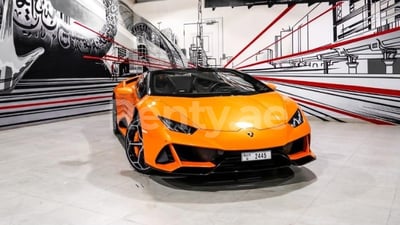 Orange Lamborghini Evo spyder en location à Dubai 0