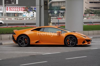 Orange Lamborghini Huracan Evo zur Miete in Abu-Dhabi 0