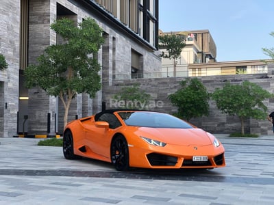 Orange Lamborghini Huracan Spider zur Miete in Dubai 0