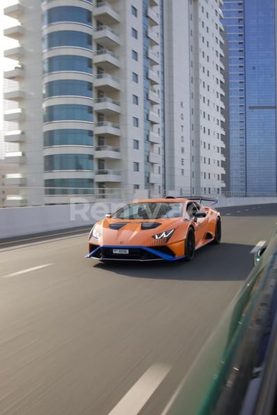 Orange Lamborghini Huracan STO en location à Dubai 0