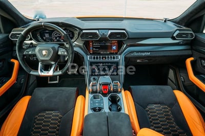 Orange Lamborghini Urus Capsule en location à Dubai 0