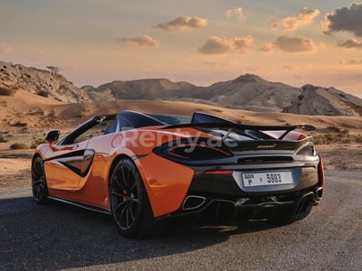 Orange McLaren 570S Spyder en location à Sharjah 1