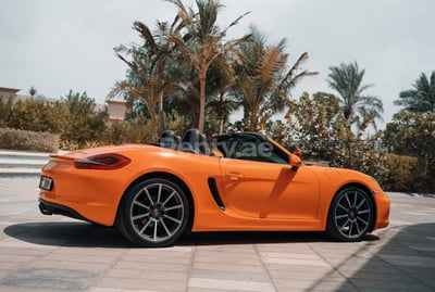 Orange Porsche Boxster en location à Abu-Dhabi 0