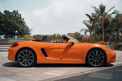 Orange Porsche Boxster en location à Abu-Dhabi 1