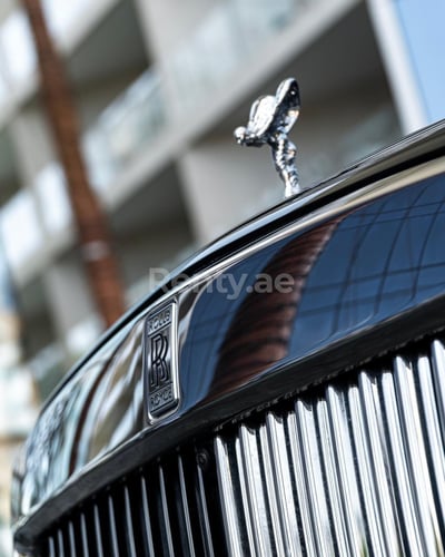 Schwarz Rolls Royce Cullinan zur Miete in Sharjah 1