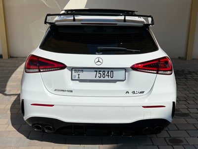 Perle blanche Mercedes A Class A45 AMG S en location à Dubai 1