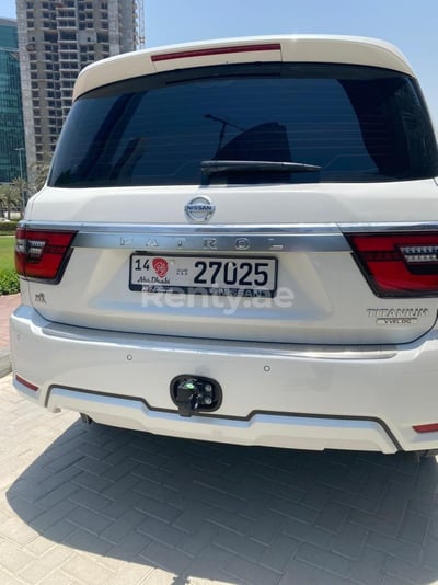 Perlweiss Nissan Patrol zur Miete in Dubai 0