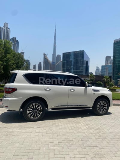 Perlweiss Nissan Patrol zur Miete in Dubai 1