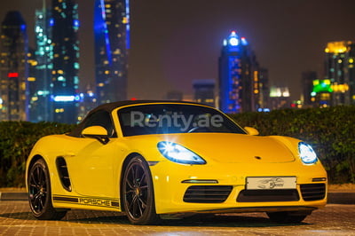 Желтый Porsche Boxster 718 в аренду в Дубай 0