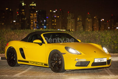 Желтый Porsche Boxster 718 в аренду в Дубай 1