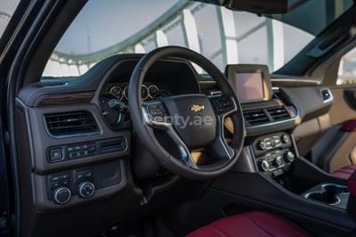 Pourpre Chevrolet Tahoe en location à Abu-Dhabi 0