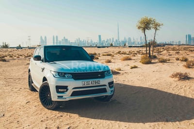 Blanc Range Rover Sport en location à Abu-Dhabi 0