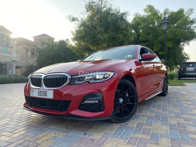 rojo BMW 3 Series 2020 M Sport en alquiler en Abu-Dhabi 1