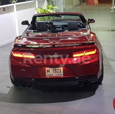 在沙迦租赁红色 Chevrolet Camaro Convertible V8 0