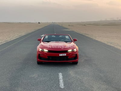 أحمر Chevrolet Camaro Convertible للإيجار في أبو ظبي 0