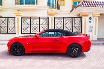 Rouge Chevrolet Camaro cabrio en location à Abu-Dhabi 0