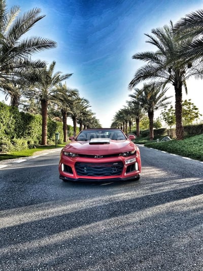 rojo Chevrolet Camaro en alquiler en Dubai 0