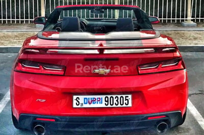 rojo Chevrolet Camaro en alquiler en Dubai 1