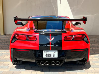 Rot Chevrolet Corvette Stingray zur Miete in Dubai 1