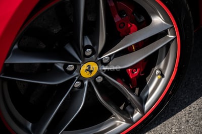 rojo Ferrari 488 GTB en alquiler en Sharjah 0