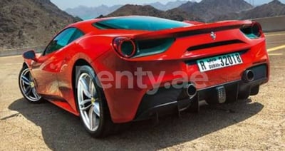 أحمر Ferrari 488 GTB للإيجار في أبو ظبي 0