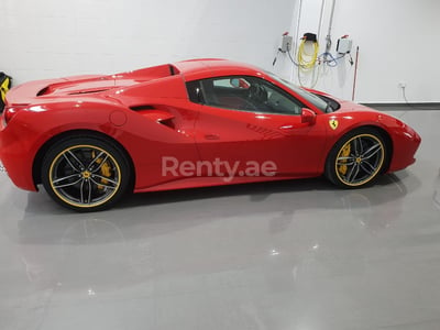 在沙迦租赁红色 Ferrari 488 Spider 0