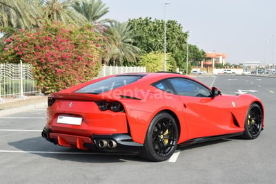 rojo Ferrari 812 Superfast en alquiler en Dubai 1