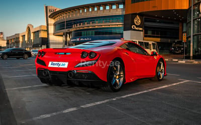 rojo Ferrari F8 Tributo Spider en alquiler en Dubai 0