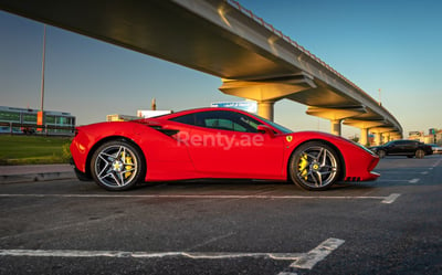 أحمر Ferrari F8 Tributo Spider للإيجار في دبي 1