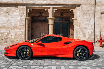 Rot Ferrari F8 Tributo Spyder zur Miete in Dubai 1