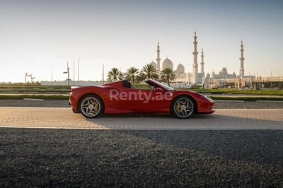 rojo Ferrari F8 Tributo Spyder en alquiler en Dubai 0