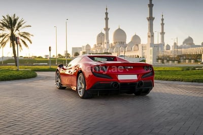 rojo Ferrari F8 Tributo Spyder en alquiler en Dubai 1